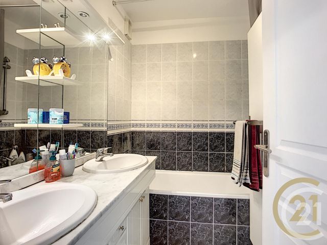 Afficher la photo en grand Appartement F4 à vendre - 4 pièces - 74.87 m2 - CANNES LA BOCCA - 06 - PROVENCE-ALPES-COTE-D-AZUR - Century 21 Immobilier Conseil